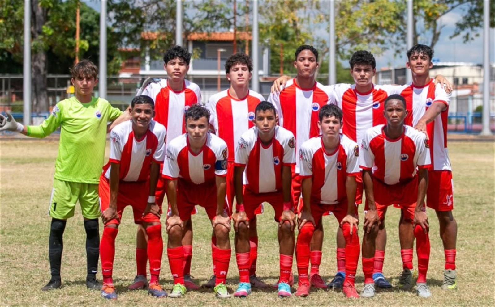 Un equipo de las categorías inferiores del Ávila FC posando antes de un partido
